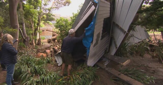 Melanie e Martin estavam chegando em sua casa em Separation Creek quando a água começou a gritar na quinta-feira.
