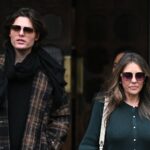 A atriz britânica Elizabeth Hurley deixa o tribunal em Londres na quinta-feira.