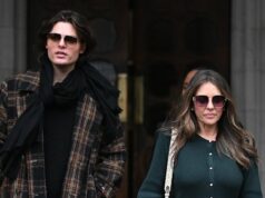 ‘Invasão brutal de privacidade’: Elizabeth Hurley diz ao tribunal que sua casa, telefone estava grampeado A atriz britânica Elizabeth Hurley deixa o tribunal em Londres na quinta-feira.