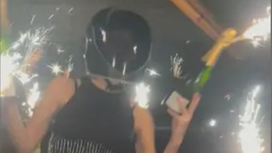 Investigadores suíços questionam proprietários de bares; Promotor diz que faíscas Investigadores suíços questionam proprietários de bares; Promotor diz que faíscas provavelmente acenderam o inferno