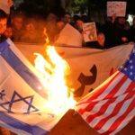 Os caixões de membros das forças de segurança do Irã, que as autoridades disseram terem sido mortos durante recentes protestos em todo o país, durante um funeral em massa fora da Universidade de Teerã, na quarta-feira.