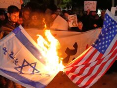 Irã alerta para retaliação se Trump atacar, enquanto os EUA retiram pessoal das bases Os caixões de membros das forças de segurança do Irã, que as autoridades disseram terem sido mortos durante recentes protestos em todo o país, durante um funeral em massa fora da Universidade de Teerã, na quarta-feira.