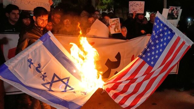 Os caixões de membros das forças de segurança do Irã, que as autoridades disseram terem sido mortos durante recentes protestos em todo o país, durante um funeral em massa fora da Universidade de Teerã, na quarta-feira.