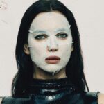 Irina Shayk fica nua vestindo apenas uma capa de couro e usa um biquíni fio dental com tachas na sessão de fotos da Edgy V Magazine