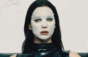 Irina Shayk fica nua sob uma capa e balança uma tanga na sessão de fotos da revista ‘V’ Irina Shayk fica nua vestindo apenas uma capa de couro e usa um biquíni fio dental com tachas na sessão de fotos da Edgy V Magazine