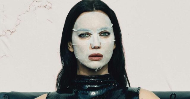 Irina Shayk fica nua vestindo apenas uma capa de couro e usa um biquíni fio dental com tachas na sessão de fotos da Edgy V Magazine