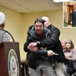 Anthony James Kazmierczak é abordado após pulverizar uma substância desconhecida na deputada dos EUA Ilhan Omar (D-MN) (L) durante uma prefeitura que ela organizava em Minneapolis, Minnesota, em 27 de janeiro de 2026.