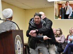 Irmão do maníaco que pulverizou o deputado Ilhan Omar o chama de ‘pedaço de merda’ com ‘ódio’ aos somalis Anthony James Kazmierczak é abordado após pulverizar uma substância desconhecida na deputada dos EUA Ilhan Omar (D-MN) (L) durante uma prefeitura que ela organizava em Minneapolis, Minnesota, em 27 de janeiro de 2026.