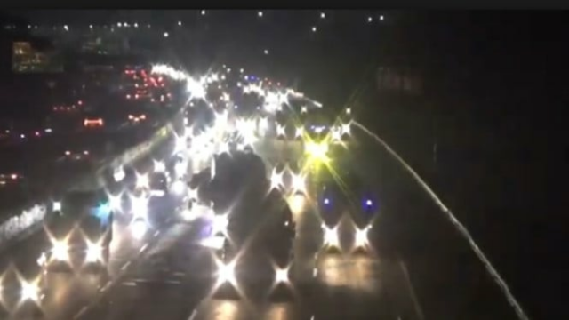 Isra Miraj Holiday, Jacarta-Cikampek O tráfego com pedágio flui suavemente Isra Miraj Holiday, Jacarta-Cikampek O tráfego com pedágio flui suavemente