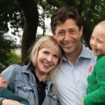 O prefeito de Minneapolis, Jacob Frey, senta-se nos degraus da capela da Escola Católica da Anunciação após o tiroteio em agosto.