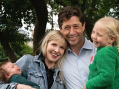 ‘Isso é por sua conta’: este prefeito dos EUA tem uma mensagem contundente para Trump e seus agentes do ICE O prefeito de Minneapolis, Jacob Frey, senta-se nos degraus da capela da Escola Católica da Anunciação após o tiroteio em agosto.