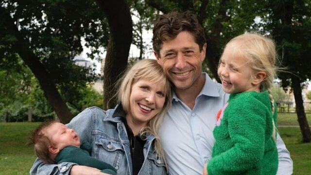 'Isso é por sua conta': este prefeito dos EUA tem O prefeito de Minneapolis, Jacob Frey, senta-se nos degraus da capela da Escola Católica da Anunciação após o tiroteio em agosto.