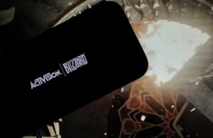 Itália investiga Activision Blizzard por empurrar compras no jogo logo of ''Activision Blizzard'' is displayed on a mobile phone screen in front of a computer