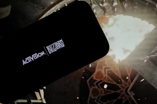 Itália investiga Activision Blizzard por empurrar compras no jogo logo of ''Activision Blizzard'' is displayed on a mobile phone screen in front of a computer