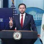 O vice-presidente JD Vance fala em uma coletiva de imprensa na Casa Branca.