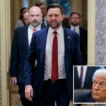 O vice-presidente dos EUA, JD Vance, caminha por um corredor.