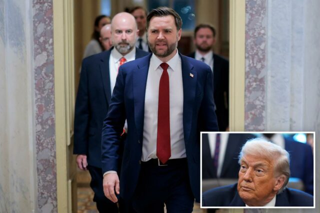 O vice-presidente dos EUA, JD Vance, caminha por um corredor.