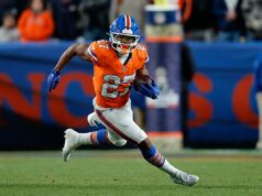 JK Dobbins descartado para o jogo do Campeonato AFC em grande esmagamento do Broncos Um jogador do Denver Broncos com camisa laranja e capacete azul correndo com a bola de futebol.