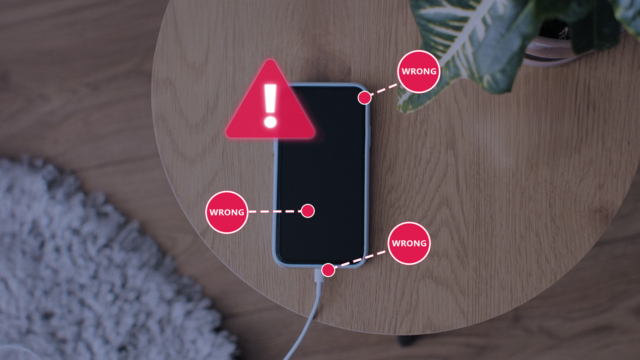 Já vi pessoas cometerem esses 6 erros de segurança algumas Uma mão segurando um smartphone com um ícone de bateria fraca no centro.