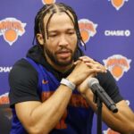Jalen Brunson fala com a mídia nas instalações de treino dos Knicks em 20 de janeiro de 2026.