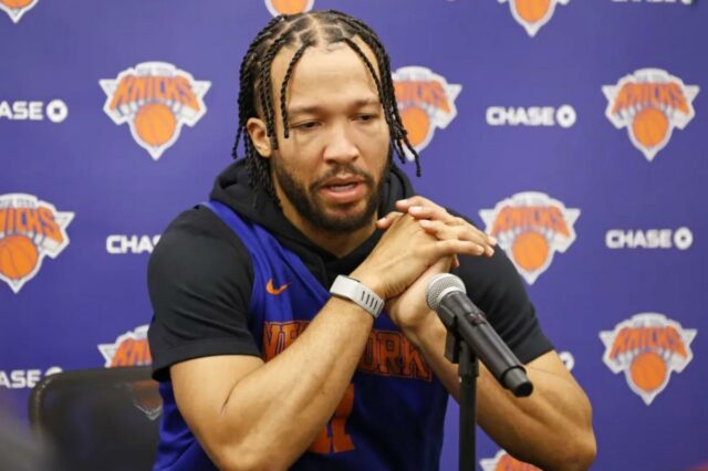 Jalen Brunson fala com a mídia nas instalações de treino dos Knicks em 20 de janeiro de 2026.