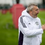 O técnico do Manchester United, Ruben Amorim, fala durante entrevista coletiva no complexo de treinamento Carrington em 2025, em Manchester, Inglaterra.