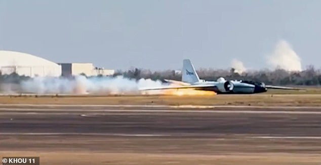 Jato da NASA explode em chamas ao derrapar na pista Imagens capturaram o momento em que o avião derrapou na pista, deixando um rastro de chamas para trás