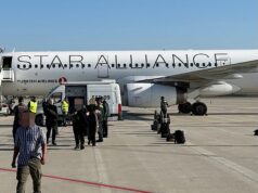 Jato de passageiros é cercado por policiais no aeroporto de Barcelona em meio a alerta de “ameaça a bordo” depois de ter sido “escoltado por aviões de guerra” sobre o Mediterrâneo O passageiro que compartilhou o vídeo descreveu uma ‘atmosfera misteriosa’ no avião após sua chegada