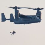 Os caças da RAF lutaram para interceptar um petroleiro venezuelano no Atlântico ontem, enquanto os EUA planejavam uma missão dramática para capturá-lo. Na foto: Um Osprey CV-22B foi visto praticando exercícios de guincho na costa de Felixstowe