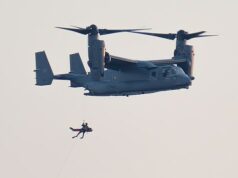 Jatos britânicos juntam-se à caça ao petroleiro venezuelano desonesto que pode transportar £ 37 milhões em petróleo no Atlântico Os caças da RAF lutaram para interceptar um petroleiro venezuelano no Atlântico ontem, enquanto os EUA planejavam uma missão dramática para capturá-lo. Na foto: Um Osprey CV-22B foi visto praticando exercícios de guincho na costa de Felixstowe