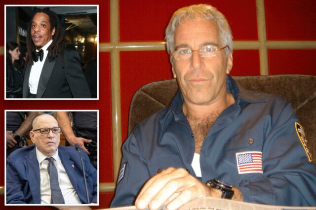 Jay-Z e Harvey Weinstein aparecem no último despejo de arquivos Harvey Weinstein está sentado em uma mesa no tribunal, ladeado por dois policiais.