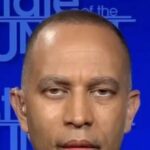 Jeffries sobre a paralisação do ICE: não votaremos em financiamento sem mudanças, incluindo tornar as igrejas fora dos limites