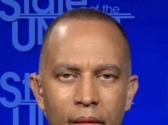 Jeffries sobre a paralisação do ICE: não votaremos em financiamento sem mudanças, incluindo tornar as igrejas fora dos limites Jeffries sobre a paralisação do ICE: não votaremos em financiamento sem mudanças, incluindo tornar as igrejas fora dos limites