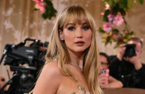 Jennifer Lawrence comparece ao Globo de Ouro de 2026 com um vestido nu de cair o queixo Brittany Snow Red Carpet Chegada ao Globo de Ouro 2026