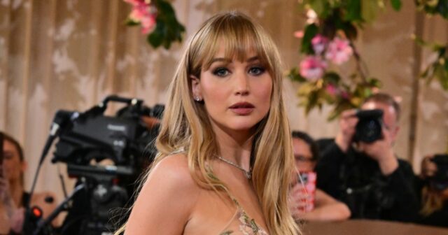 Brittany Snow Red Carpet Chegada ao Globo de Ouro 2026