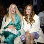 Jerry Hall se juntou a sua sósia Elizabeth Jagger no desfile de Marc Cain durante a Berlin Fashion Week na sexta-feira