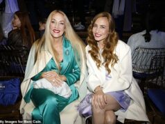 Jerry Hall, 69, junta-se à sua sósia Elizabeth Jagger, 41, no desfile de Marc Cain durante a Berlin Fashion Week Jerry Hall se juntou a sua sósia Elizabeth Jagger no desfile de Marc Cain durante a Berlin Fashion Week na sexta-feira