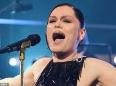 Jessie J, 37, detalha sua batalha ‘difícil’ contra o câncer de mama no Hootenanny de Jools Holland – enquanto ela discute abertamente seus ‘mamilos e seios novos e grandes’ durante o sincero bate-papo de NYE Jessie J deu uma visão sincera de sua batalha contra o câncer de mama durante o Hootenanny de Jools Holland na véspera de Ano Novo na noite de quarta-feira (foto no programa)