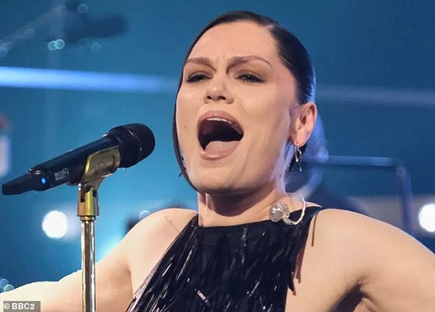 Jessie J, 37, detalha sua batalha 'difícil' contra o câncer Jessie J deu uma visão sincera de sua batalha contra o câncer de mama durante o Hootenanny de Jools Holland na véspera de Ano Novo na noite de quarta-feira (foto no programa)