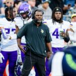 O técnico assistente Daronte Jones, do Minnesota Vikings, observa durante a primeira metade do jogo da pré-temporada contra o Seattle Seahawks no Lumen Field em 10 de agosto de 2023 em Seattle, Washington.