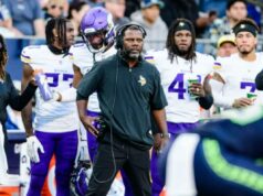 Jets solicitam entrevista com Daronte Jones dos Vikings em busca de coordenador defensivo O técnico assistente Daronte Jones, do Minnesota Vikings, observa durante a primeira metade do jogo da pré-temporada contra o Seattle Seahawks no Lumen Field em 10 de agosto de 2023 em Seattle, Washington.