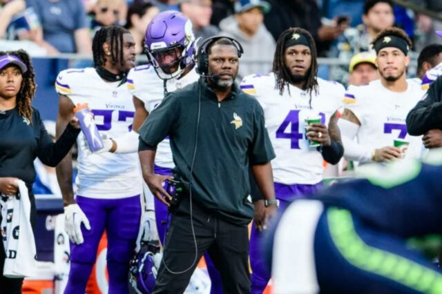 O técnico assistente Daronte Jones, do Minnesota Vikings, observa durante a primeira metade do jogo da pré-temporada contra o Seattle Seahawks no Lumen Field em 10 de agosto de 2023 em Seattle, Washington. 