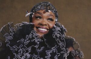 Jill Scott anuncia datas da turnê mundial de ‘To Whom This May Concern’ Jill Scott anuncia novo álbum ‘To Whom This May Concern’, o primeiro em mais de uma década