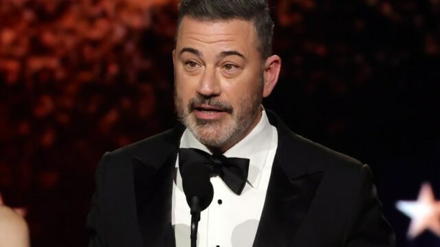Jimmy Kimmel agradece a Donald Trump após ganhar o prêmio Jimmy Kimmel agradece a Donald Trump após ganhar o prêmio Critics Choice: 'Obrigado por todas as muitas coisas ridículas que você faz todos os dias'