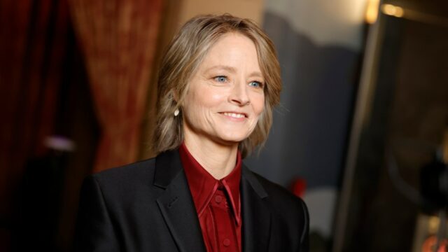 Jodie Foster pergunta 'Como fui salva' do abuso sexual em Hollywood? Diz 'Eu era muito perigoso para tocar' quando indicado ao Oscar de 12 anos com 'Power'
