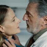 Jodie Foster revela seu francês impecável para o mistério excêntrico 'A Private Life'