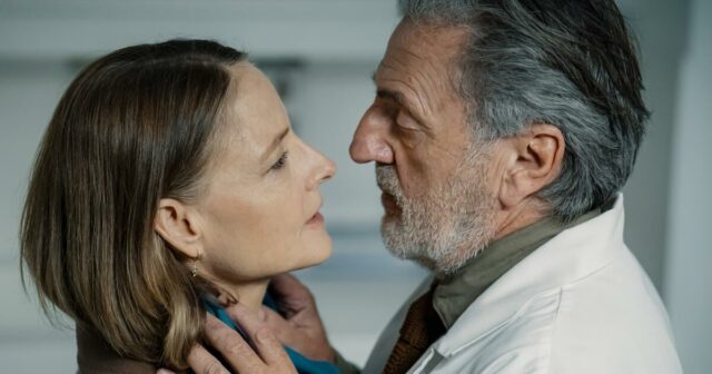 Jodie Foster revela seu francês impecável para o mistério excêntrico 'A Private Life'
