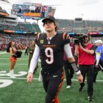 O quarterback do Cincinnati Bengals, Joe Burrow, falando em uma entrevista coletiva.