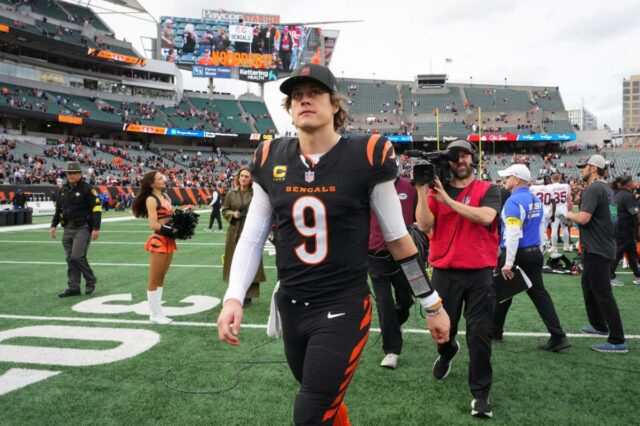 O quarterback do Cincinnati Bengals, Joe Burrow, falando em uma entrevista coletiva.