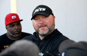 Joe Douglas é entrevistado para o cargo de GM dos Falcons dois anos após a demissão dos Jets O gerente geral dos Jets, Joe Douglas, fala à mídia em Florham Park, NJ.